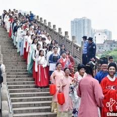 桥畔佳人，一曲百度下的浪漫传说