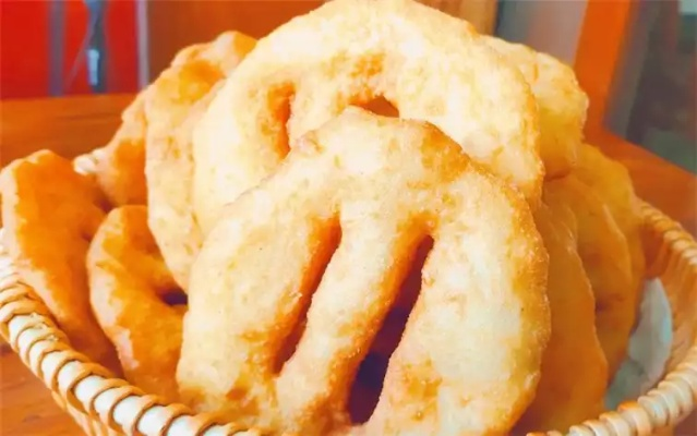厨艺新挑战，油饼制作秘诀大揭秘！零基础也能轻松上手！